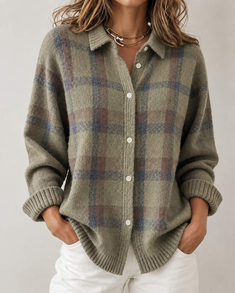 Warme khakifarbene Damenstrickjacke im Karomuster