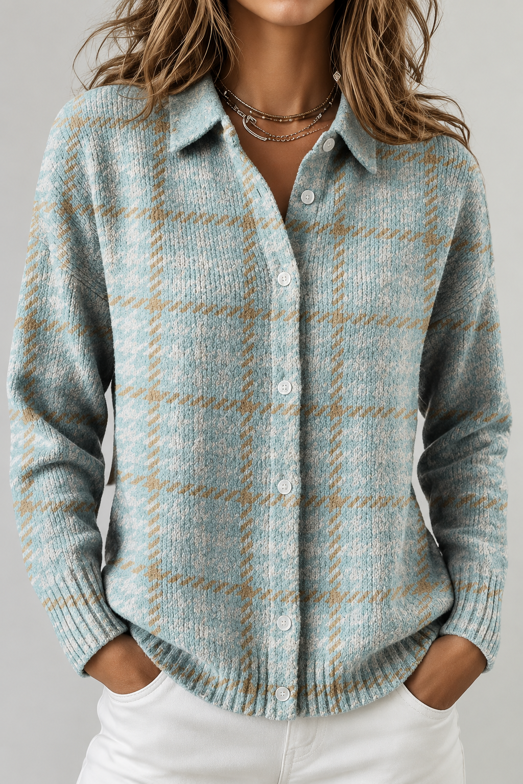 Eisblaue Damenstrickjacke im Karomuster