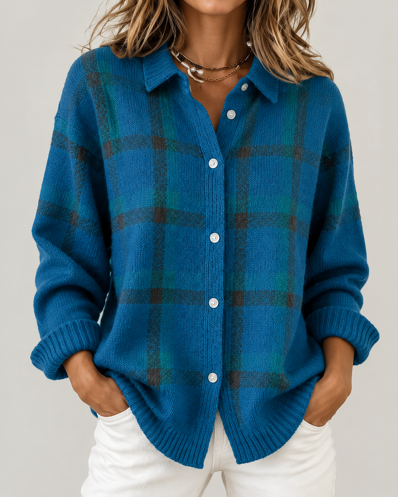 Warme marineblaue Damenstrickjacke im Karomuster