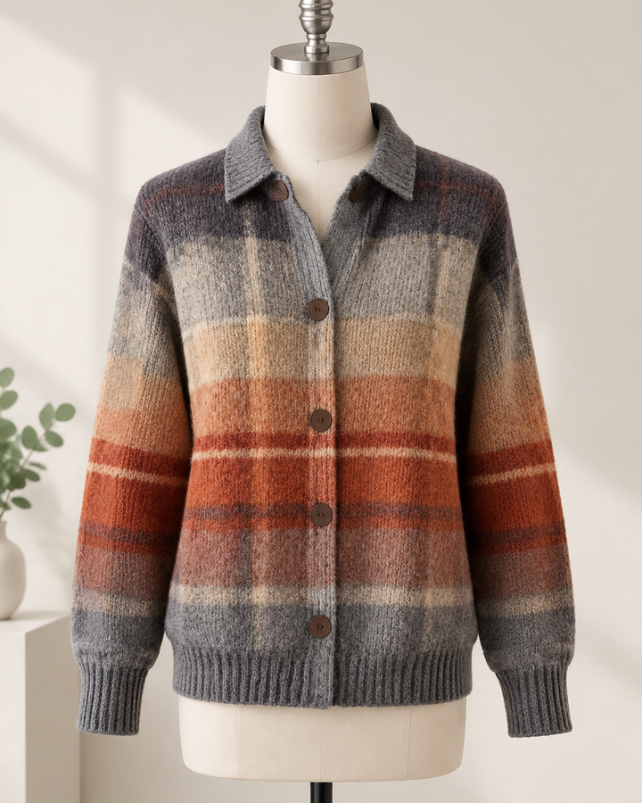 Graue Damenstrickjacke im Karomuster