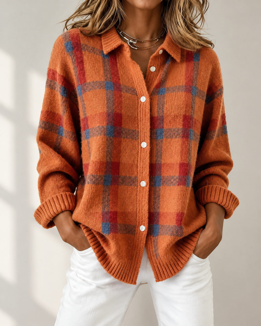 Warme orange Damenstrickjacke im Karomuster