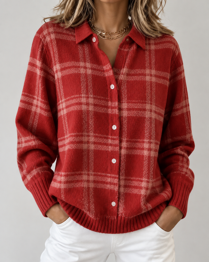 Rote Damenstrickjacke im Karomuster