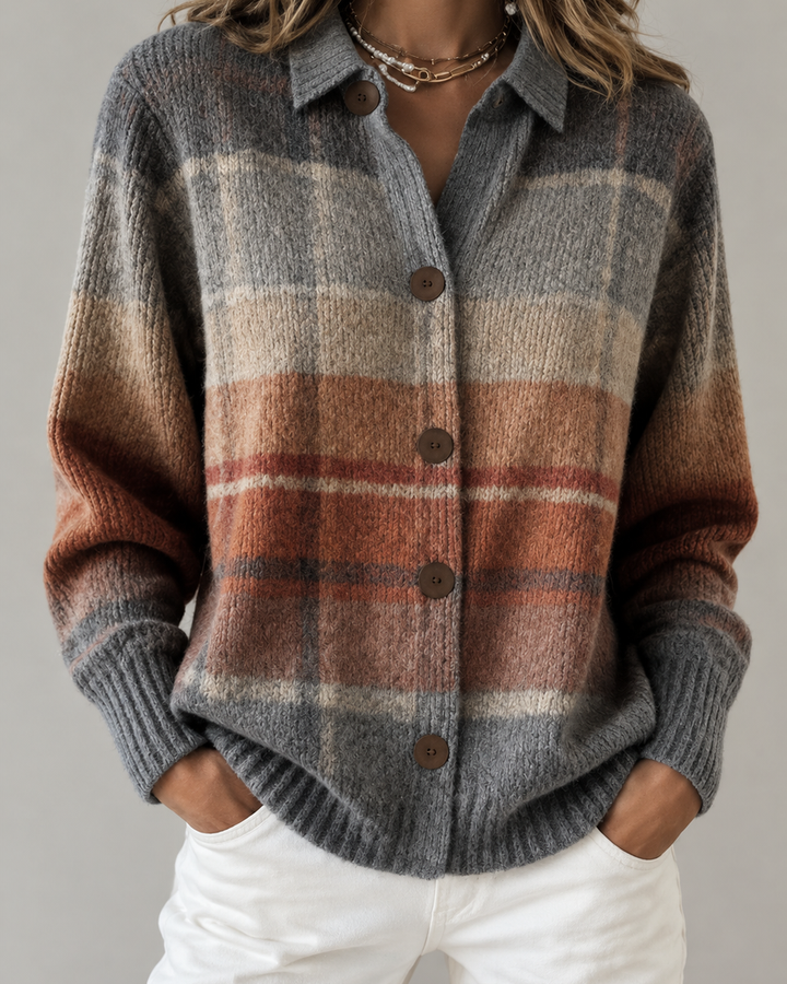 Graue Damenstrickjacke im Karomuster