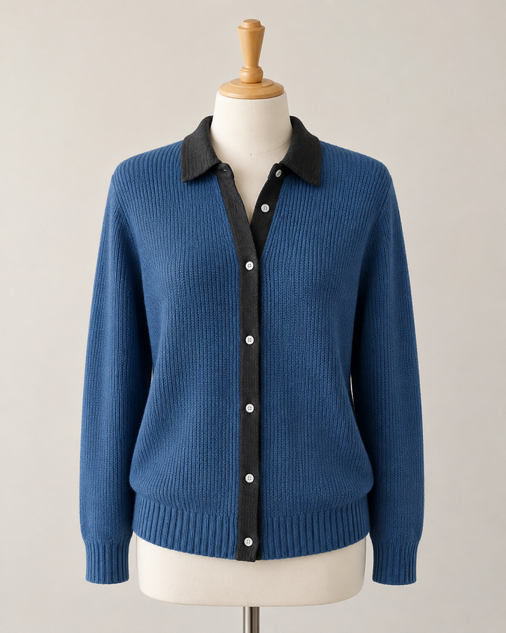 Blaue Damenstrickjacke mit Kontrastkragen