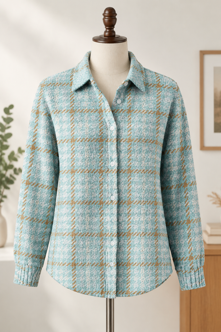 Eisblaue Damenstrickjacke im Karomuster