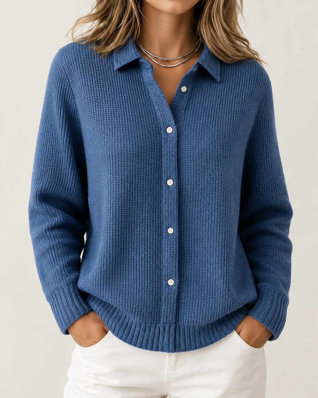 Blaue Damenstrickjacke mit Kragen