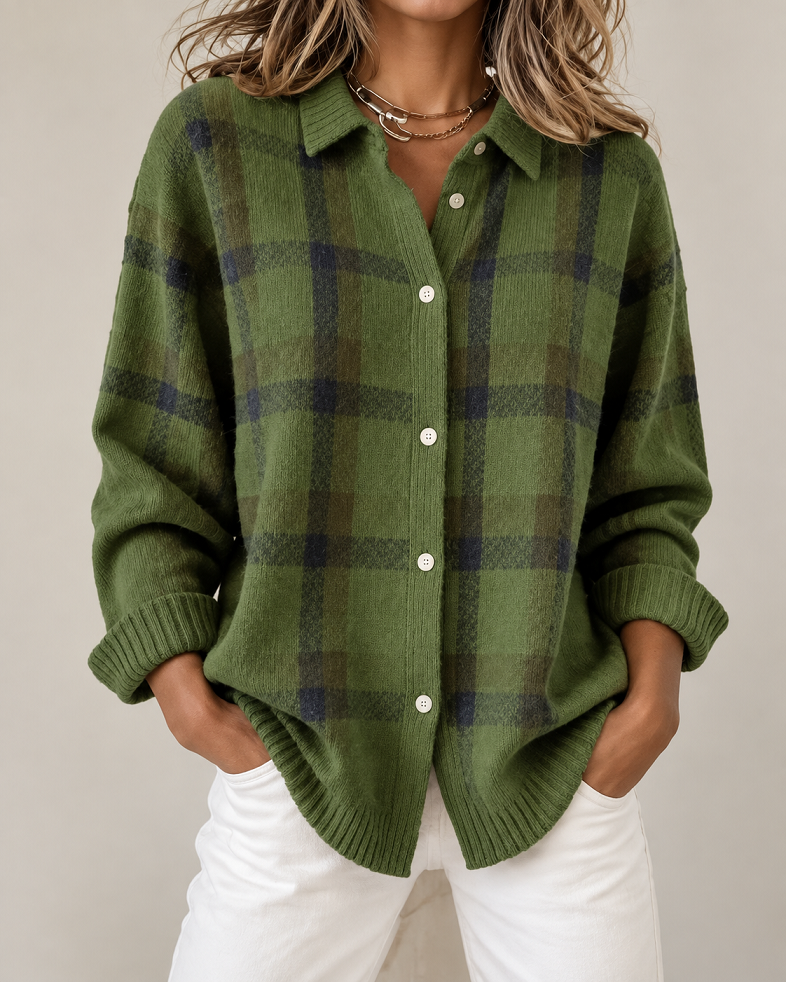 Warme grüne Damenstrickjacke im Karomuster