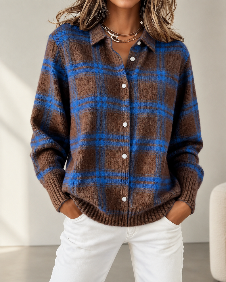 Warme dunkelbraune Damenstrickjacke im Karomuster