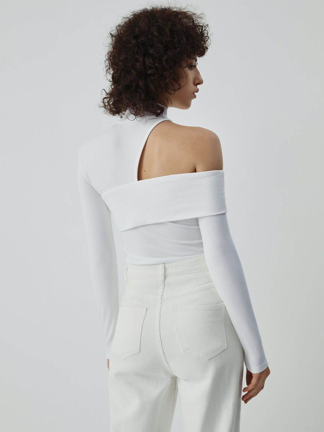 Kaia Asymmetrisches Top mit Hohem Kragen und Cut-Out-Details