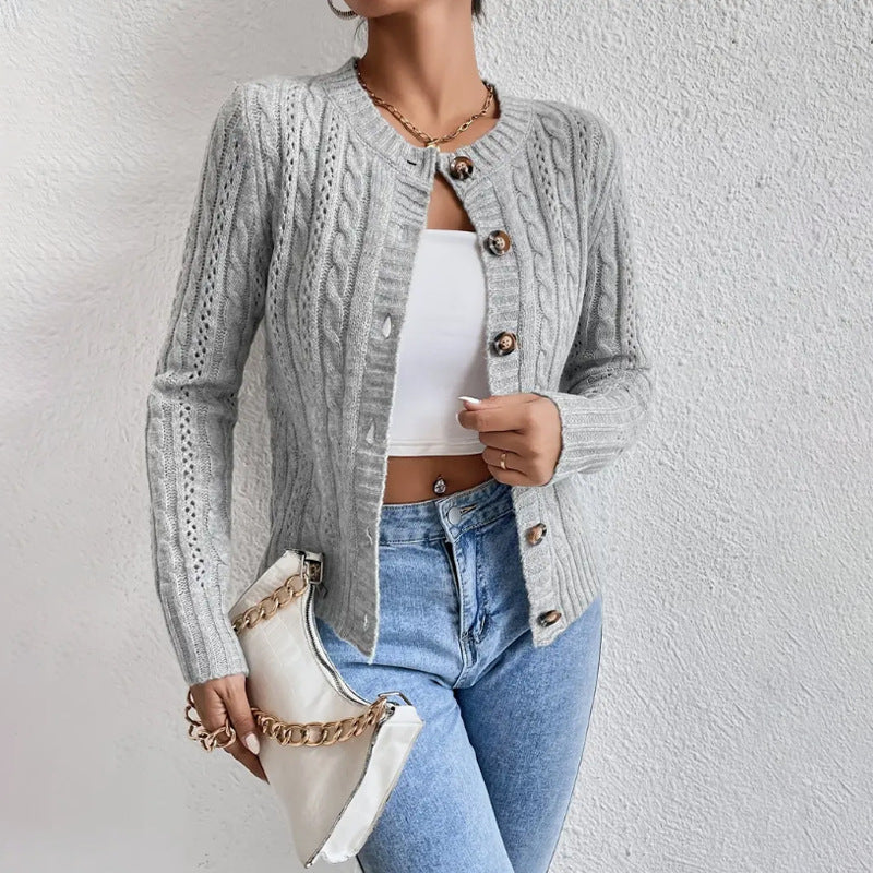 Kurzer Kabelstrick-Cardigan mit Knopfverschluss