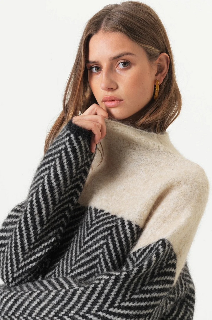 Der Eireann Chevron Rollkragenpullover" could be rewritten as "Eireann Chevron Turtleneck Sweater.