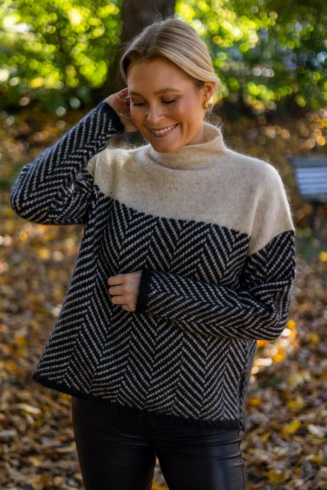 Der Eireann Chevron Rollkragenpullover" could be rewritten as "Eireann Chevron Turtleneck Sweater.