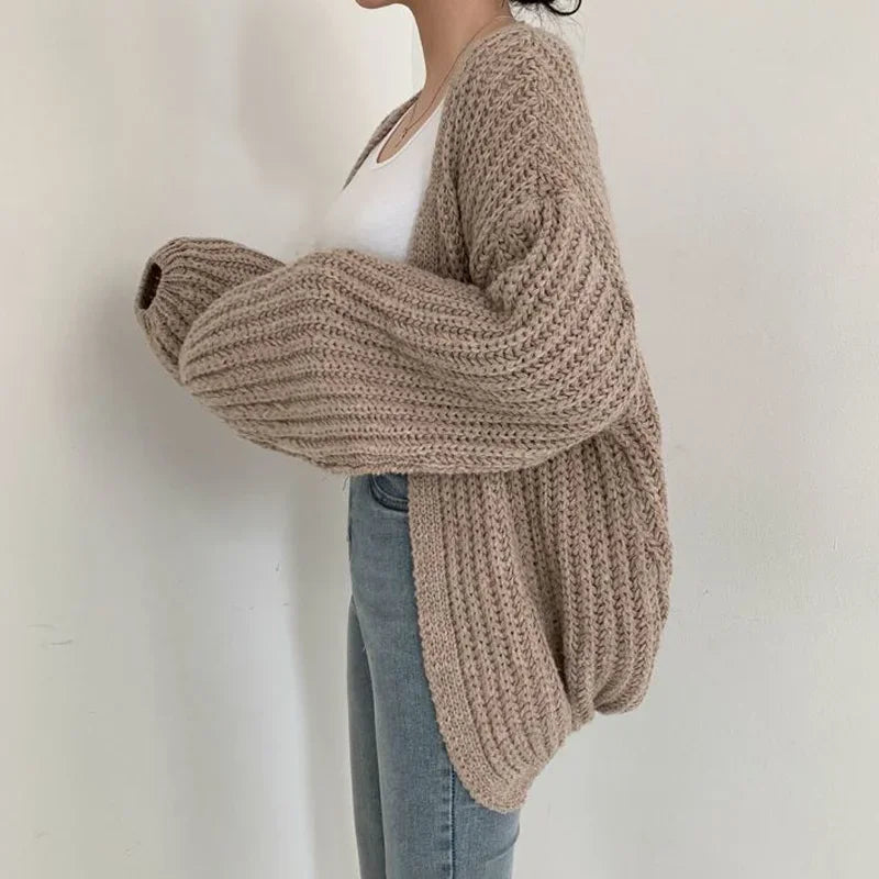 Locker geschnittener Strickmantel mit weiten Ärmeln