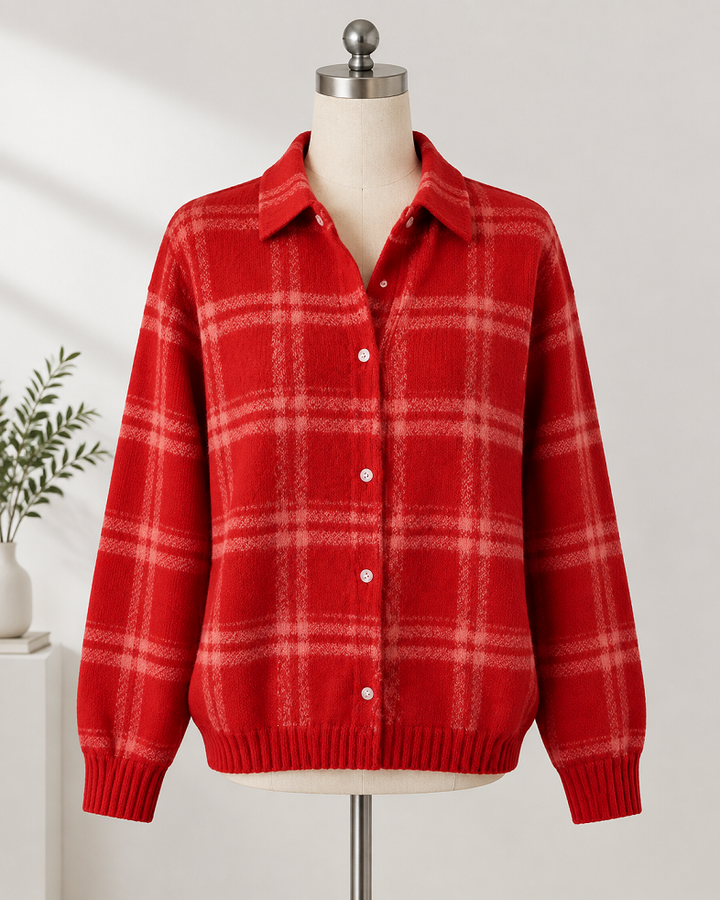 Rote Damenstrickjacke im Karomuster