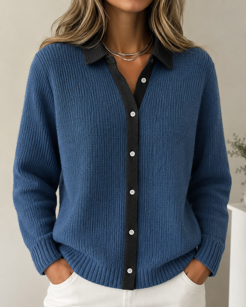 Blaue Damenstrickjacke mit Kontrastkragen