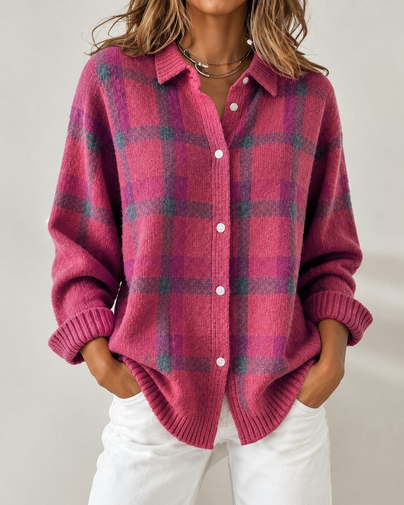 Warme rosa Damenstrickjacke im Karomuster