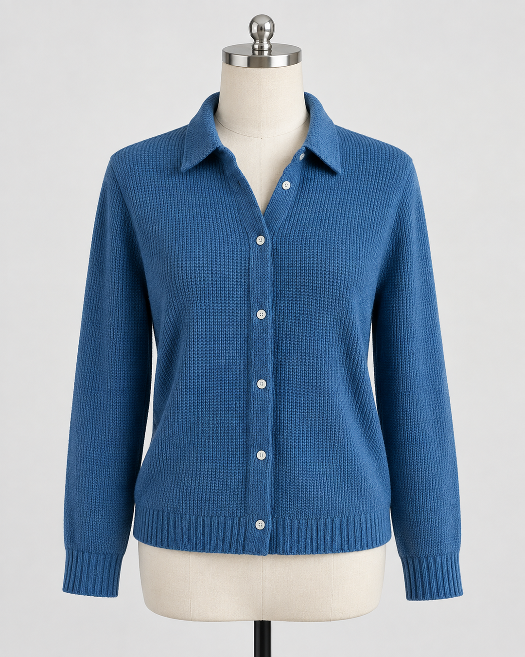 Blaue Damenstrickjacke mit Kragen