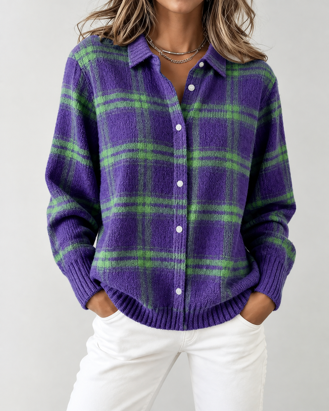 Warme lila Damenstrickjacke im Karomuster