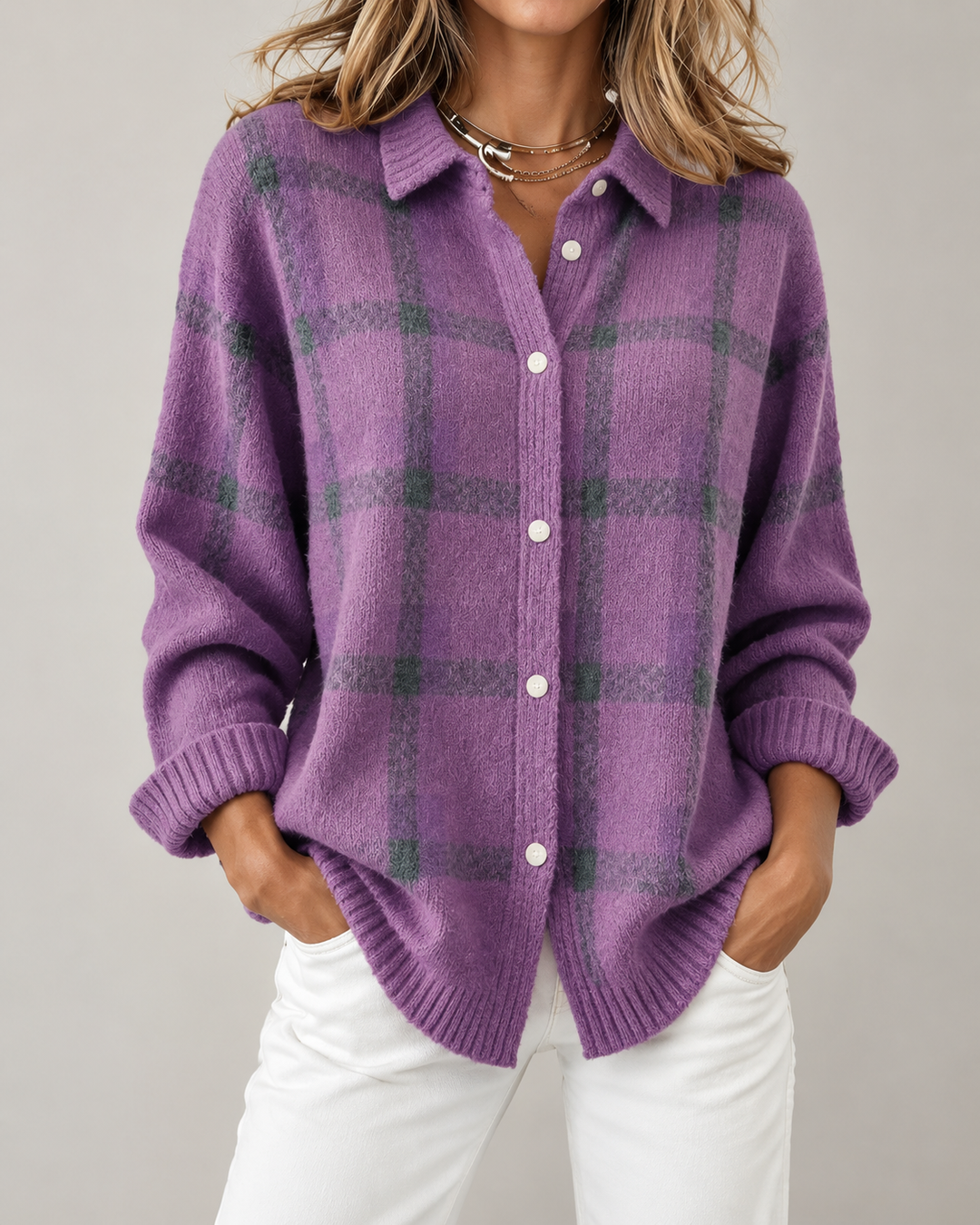 Warme helllila Damenstrickjacke im Karomuster