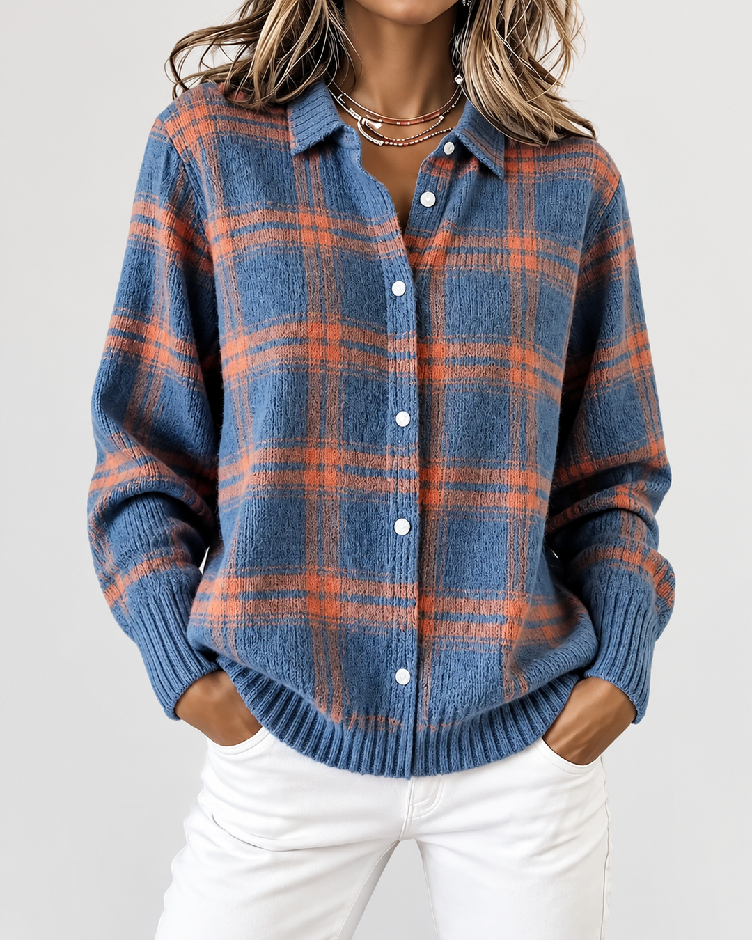 Warme blaue Damenstrickjacke im Karomuster