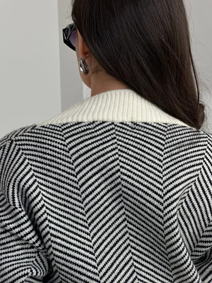 Zickzack-Strickjacke mit Kontrastknöpfen