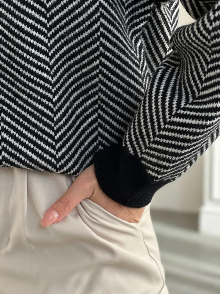 Zickzack-Strickjacke mit Kontrastknöpfen