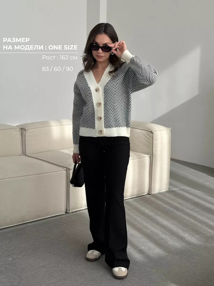 Zickzack-Strickjacke mit Kontrastknöpfen