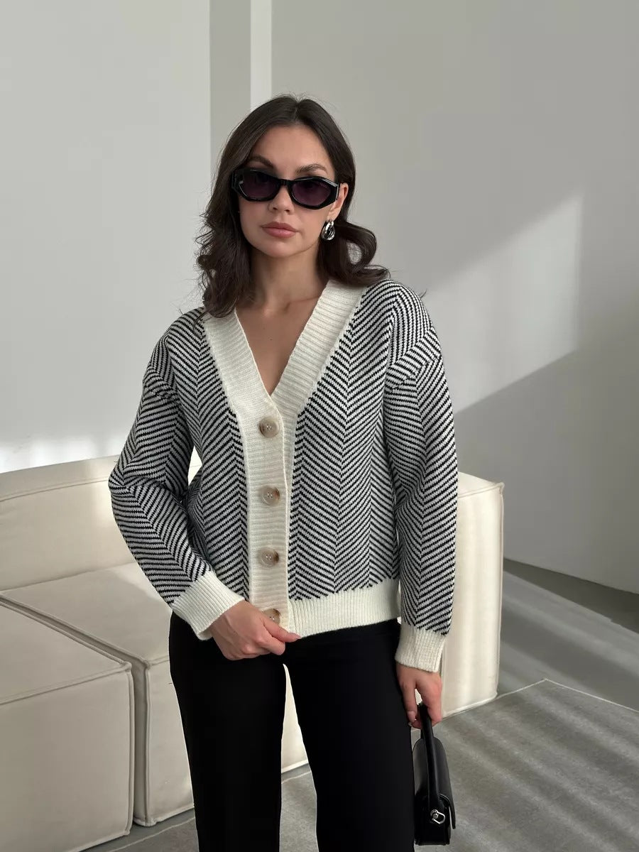Zickzack-Strickjacke mit Kontrastknöpfen