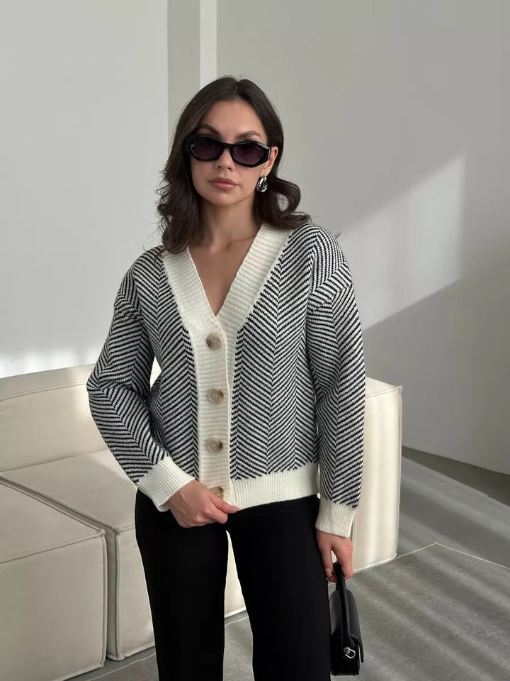 Zickzack-Strickjacke mit Kontrastknöpfen