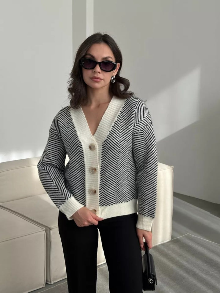 Zickzack-Strickjacke mit Kontrastknöpfen