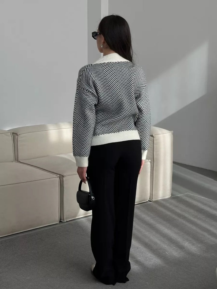 Zickzack-Strickjacke mit Kontrastknöpfen