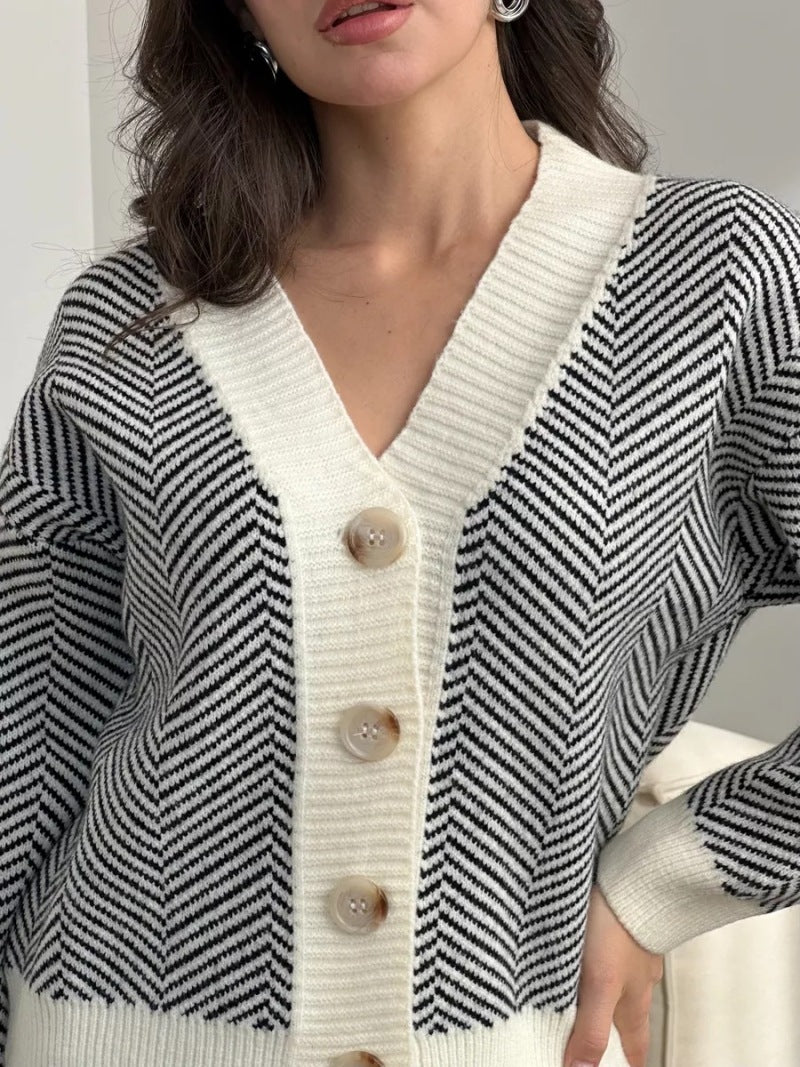 Zickzack-Strickjacke mit Kontrastknöpfen