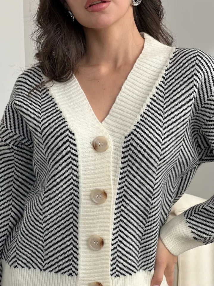Zickzack-Strickjacke mit Kontrastknöpfen