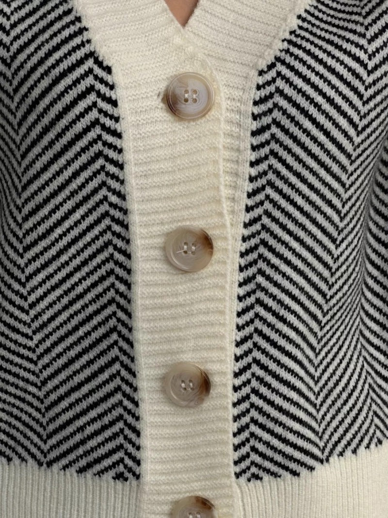 Zickzack-Strickjacke mit Kontrastknöpfen