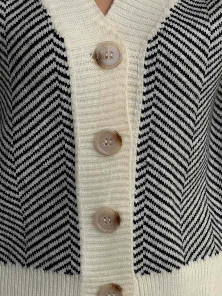 Zickzack-Strickjacke mit Kontrastknöpfen