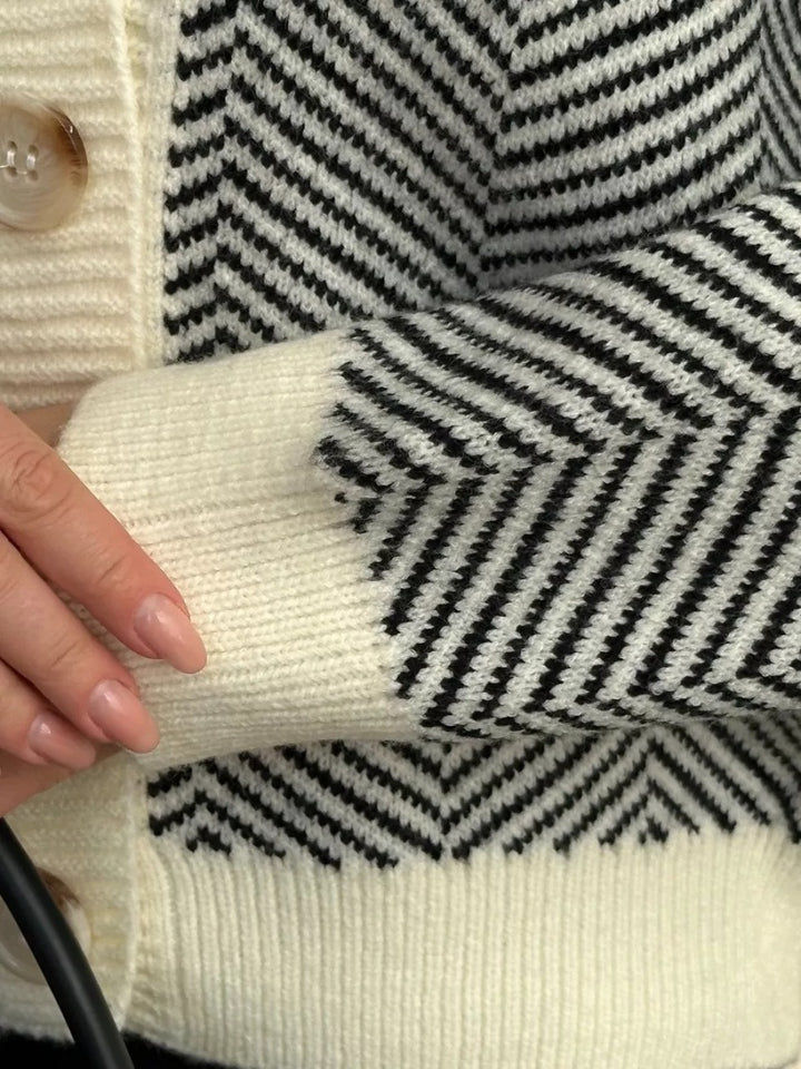 Zickzack-Strickjacke mit Kontrastknöpfen